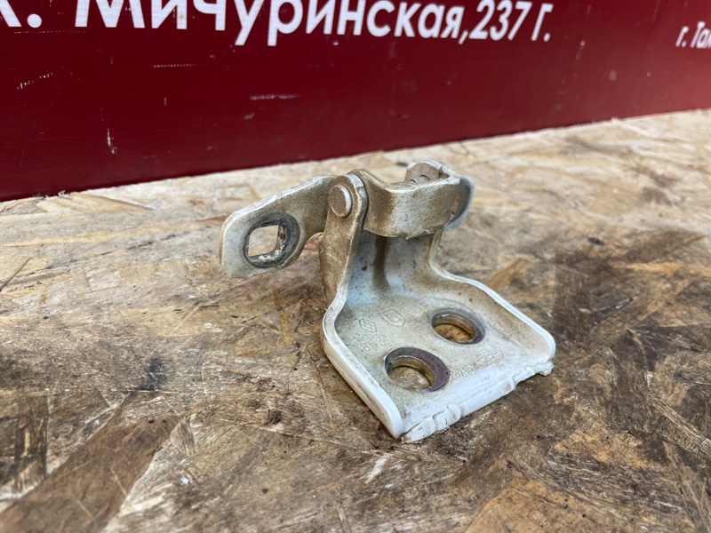 Петля двери