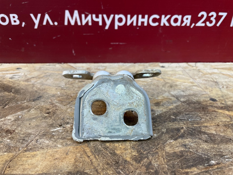 Петля двери