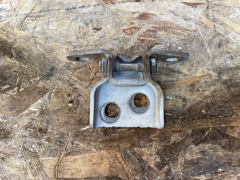 Петля двери