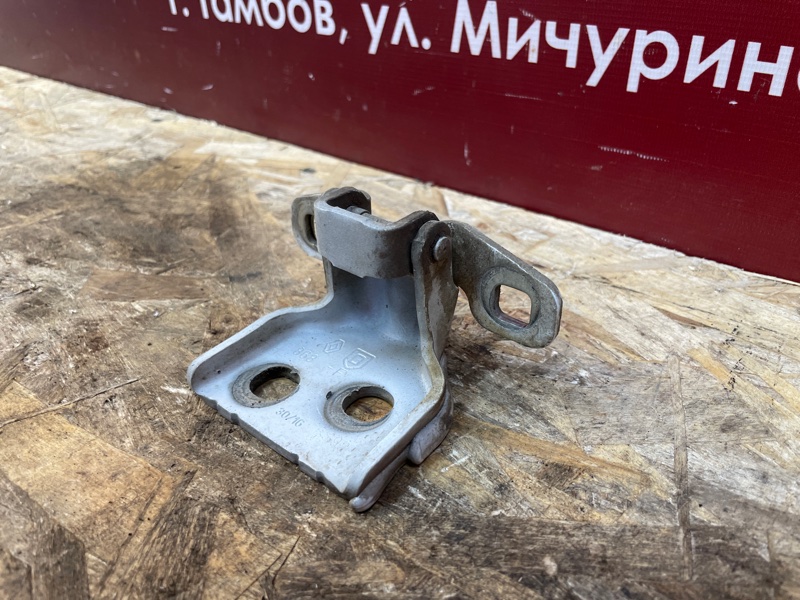 Петля двери