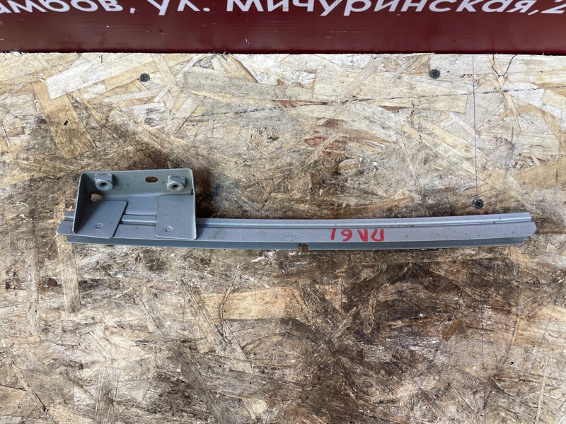 Направляющая стекла     двери