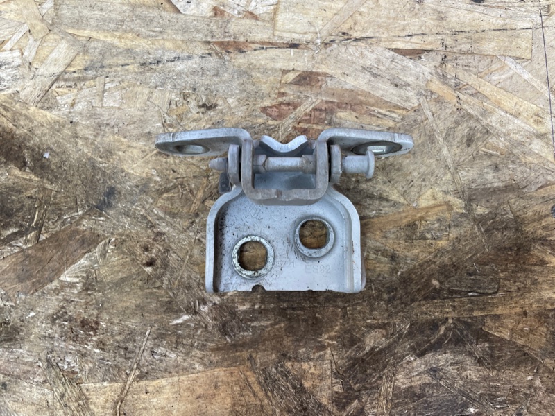 Петля двери