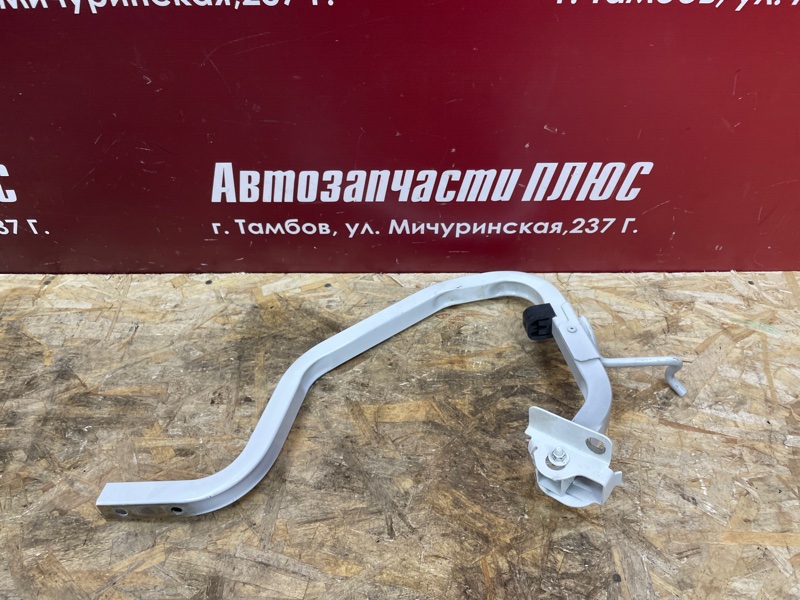 Петля крышки багажника
