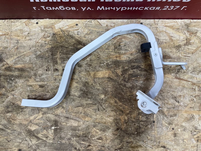 Петля крышки багажника