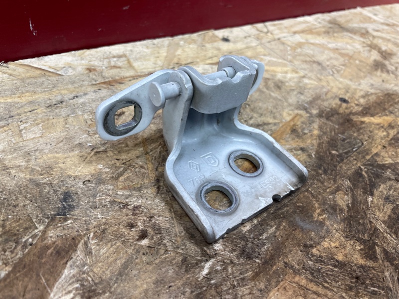 Петля двери