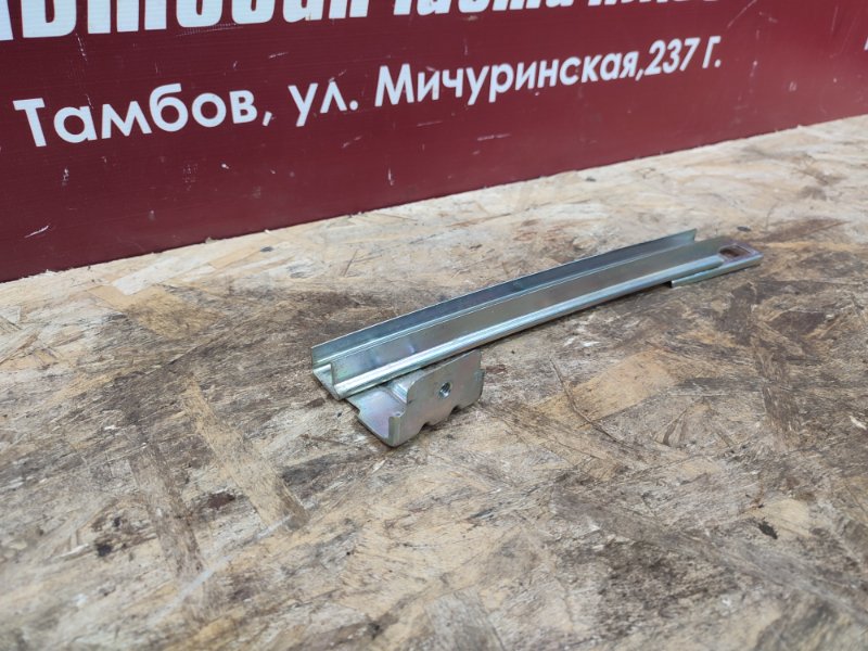 Направляющая стекла     двери