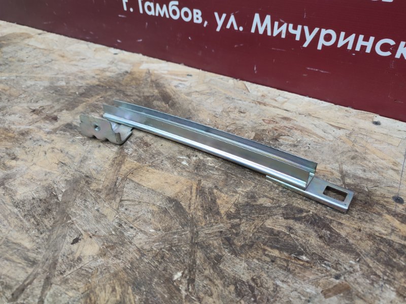 Направляющая стекла     двери