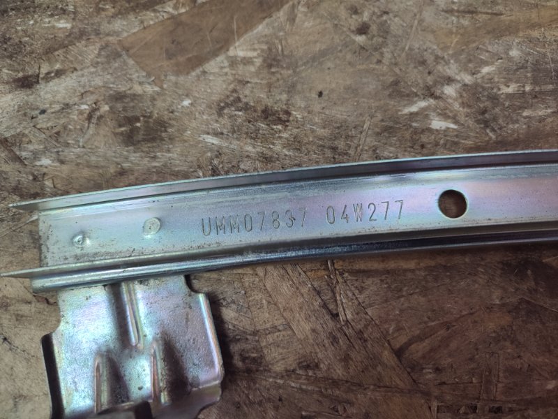 Направляющая стекла     двери