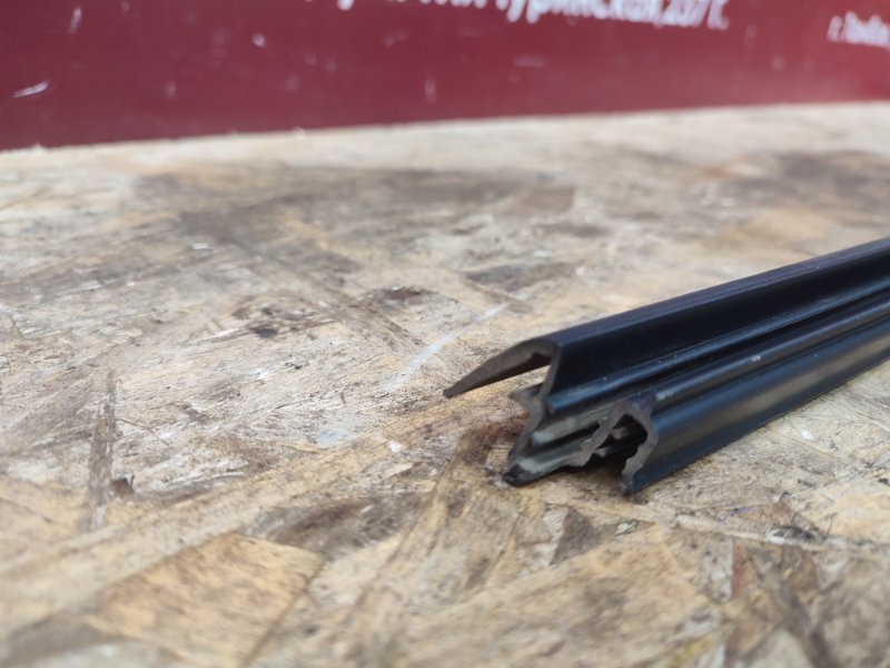 Уплотнитель стекла     двери