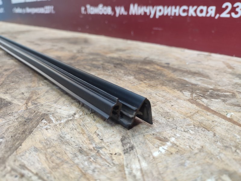 Уплотнитель стекла     двери