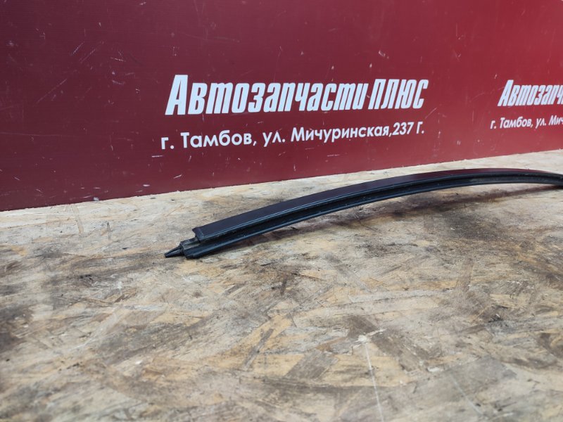 Направляющая стекла     двери