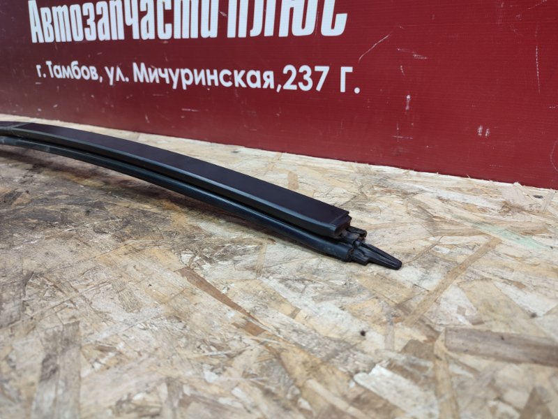 Направляющая стекла двери