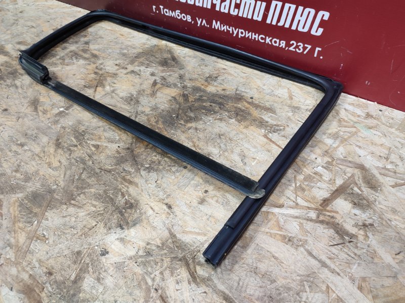 Уплотнитель стекла двери