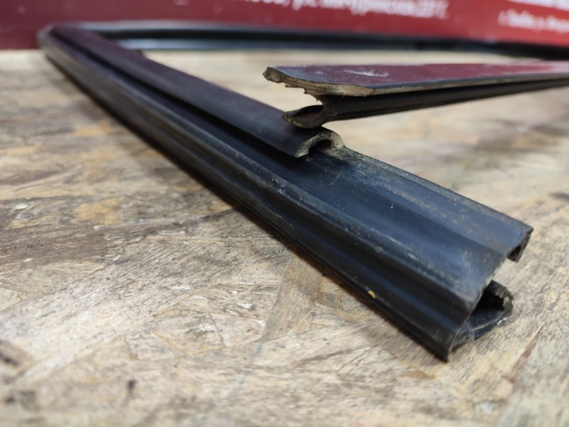 Уплотнитель стекла двери