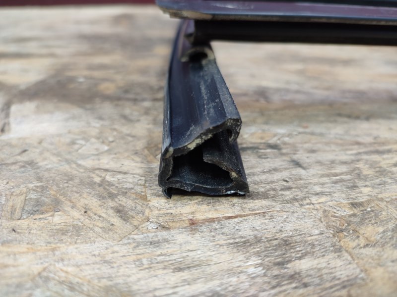 Уплотнитель стекла двери