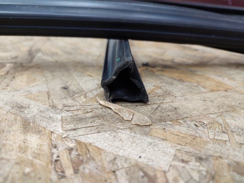 Уплотнитель стекла двери