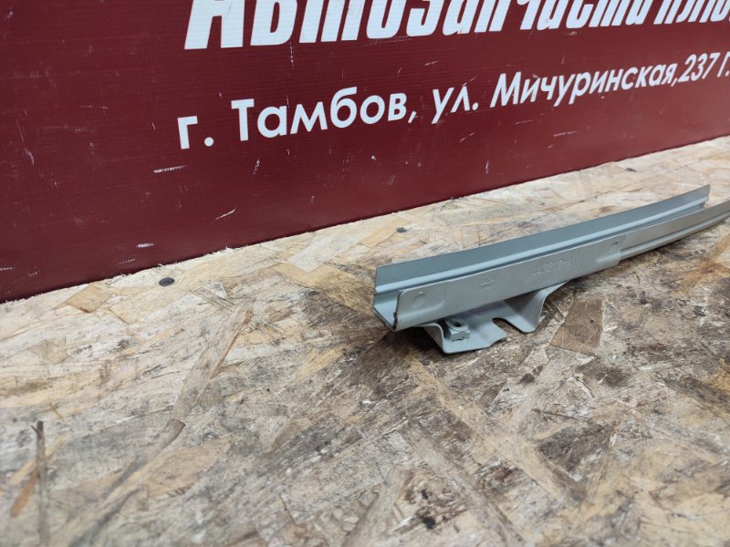 Направляющая стекла двери