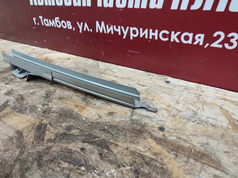 Направляющая стекла двери