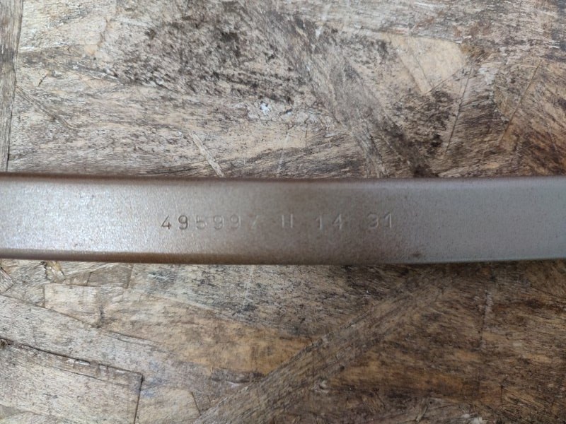 Направляющая стекла двери