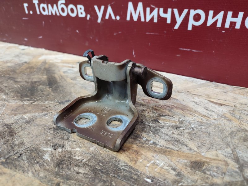 Петля двери