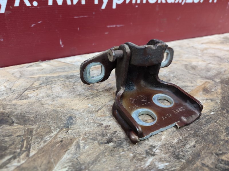 Петля двери