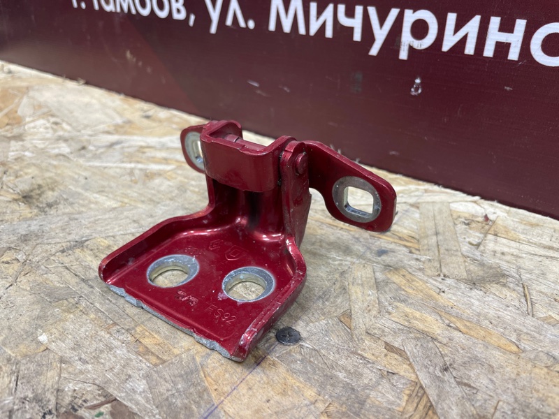 Петля двери