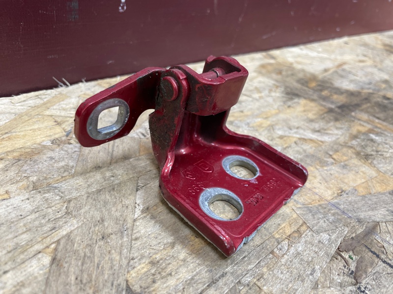 Петля двери