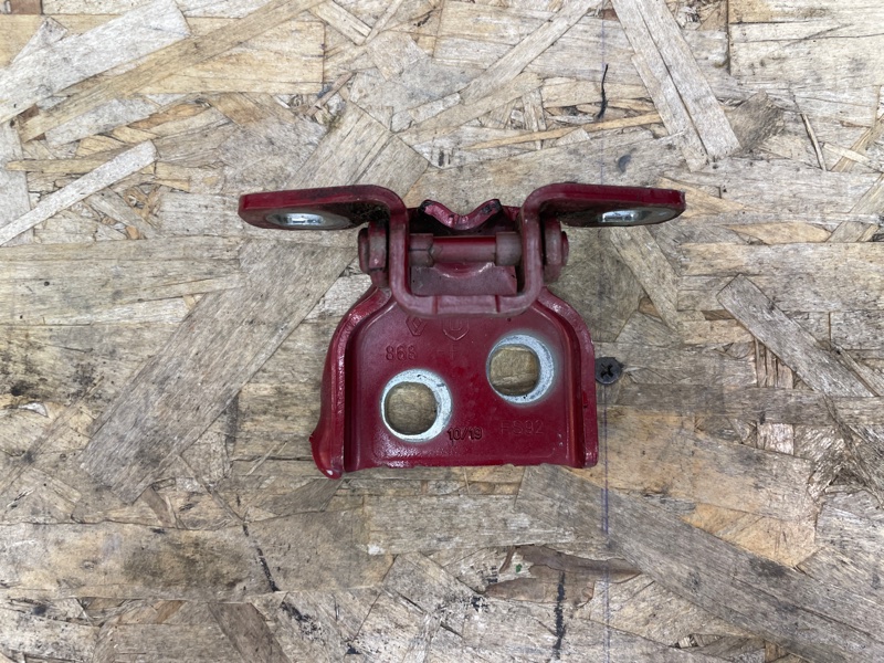 Петля двери