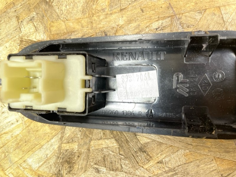 Кнопка стеклоподъемника