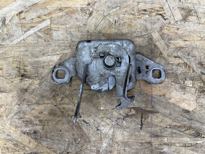 Замок капота