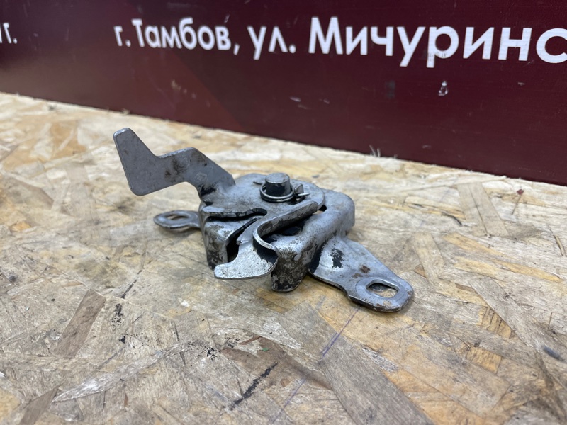 Замок капота