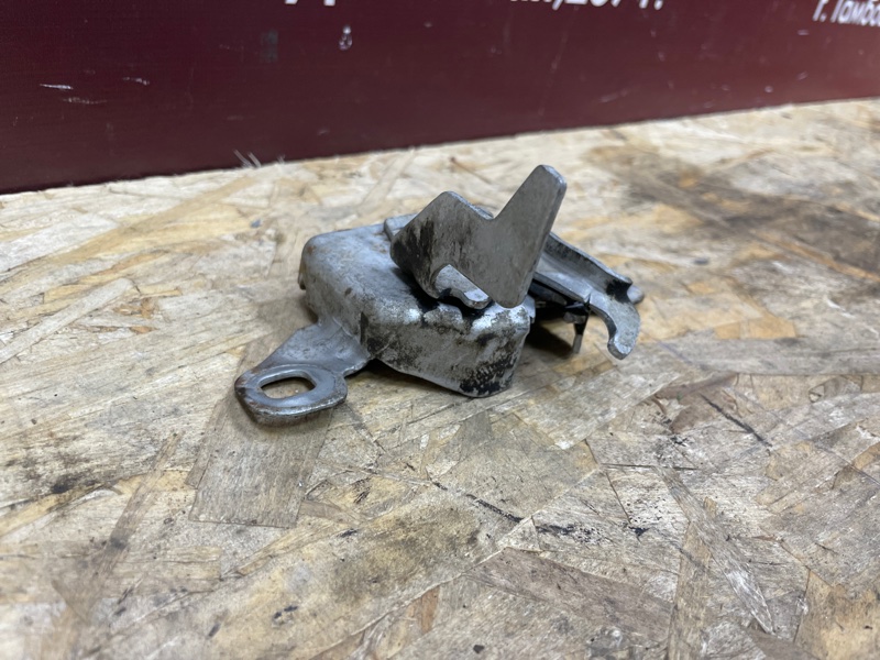 Замок капота