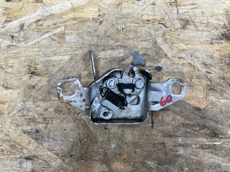 Замок капота