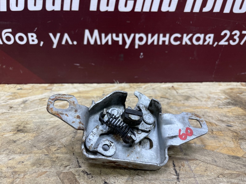 Замок капота