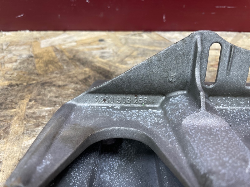 Кронштейн впускного коллектора