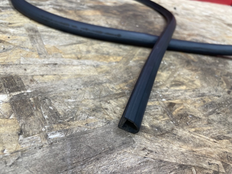 Уплотнительная резинка боковой двери