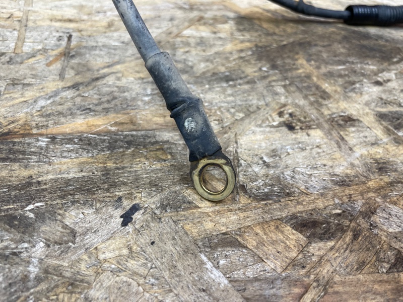 Клемма аккумулятора (минусовая)