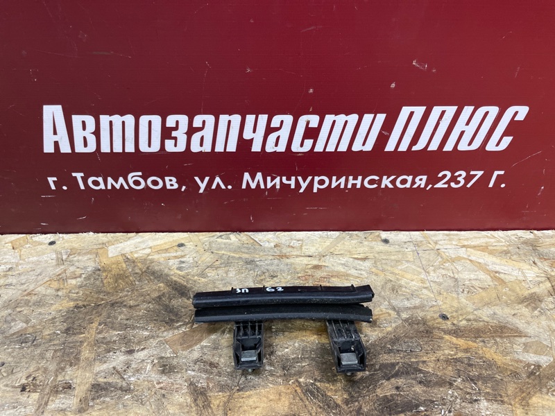 Направляющая стекла двери