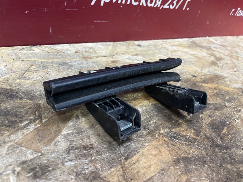 Направляющая стекла двери