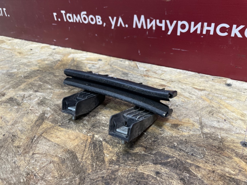 Направляющая стекла двери