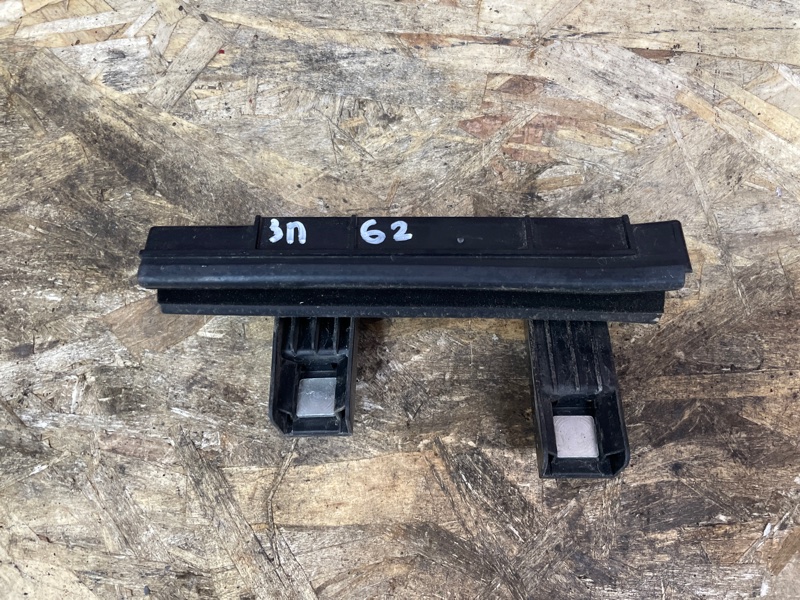 Направляющая стекла двери