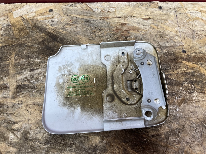 Лючок бензобака