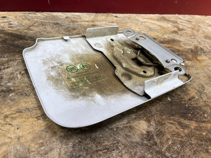 Лючок бензобака