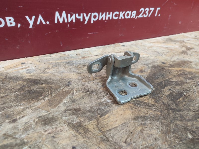 Петля двери