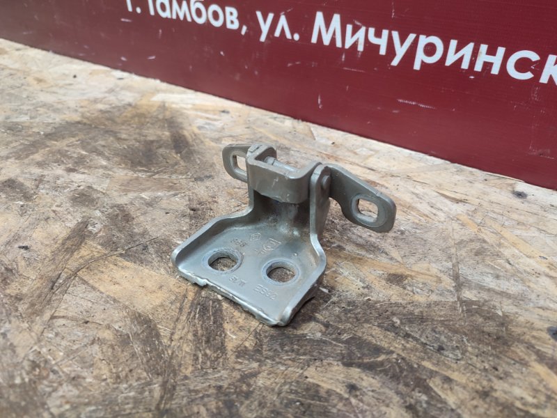 Петля двери