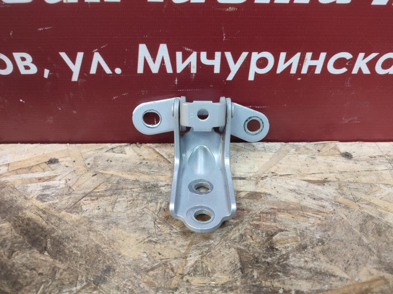 Петля двери