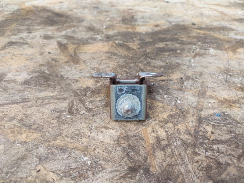 Петля багажника