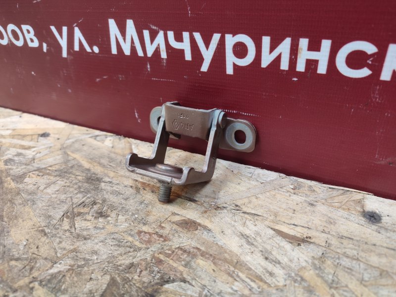 Петля багажника