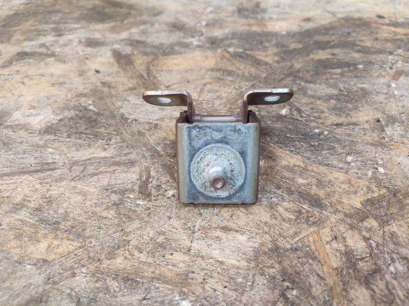 Петля багажника