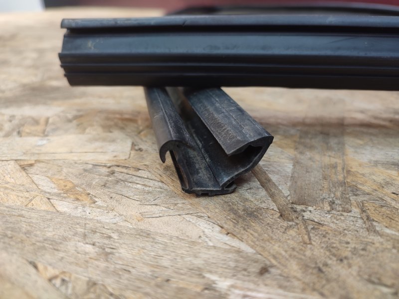 Уплотнитель стекла двери